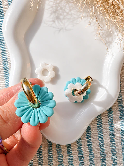 Pack Aritos Intercambiables – Flores Celeste 🌼🩵