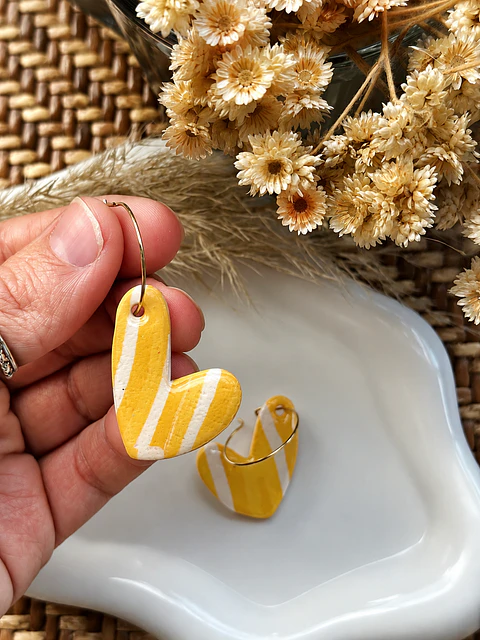 Aritos Corazón Rayas Mostaza 💛