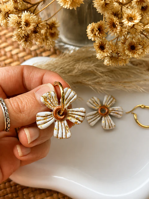 ✨ Charm Flor Dorada ✨