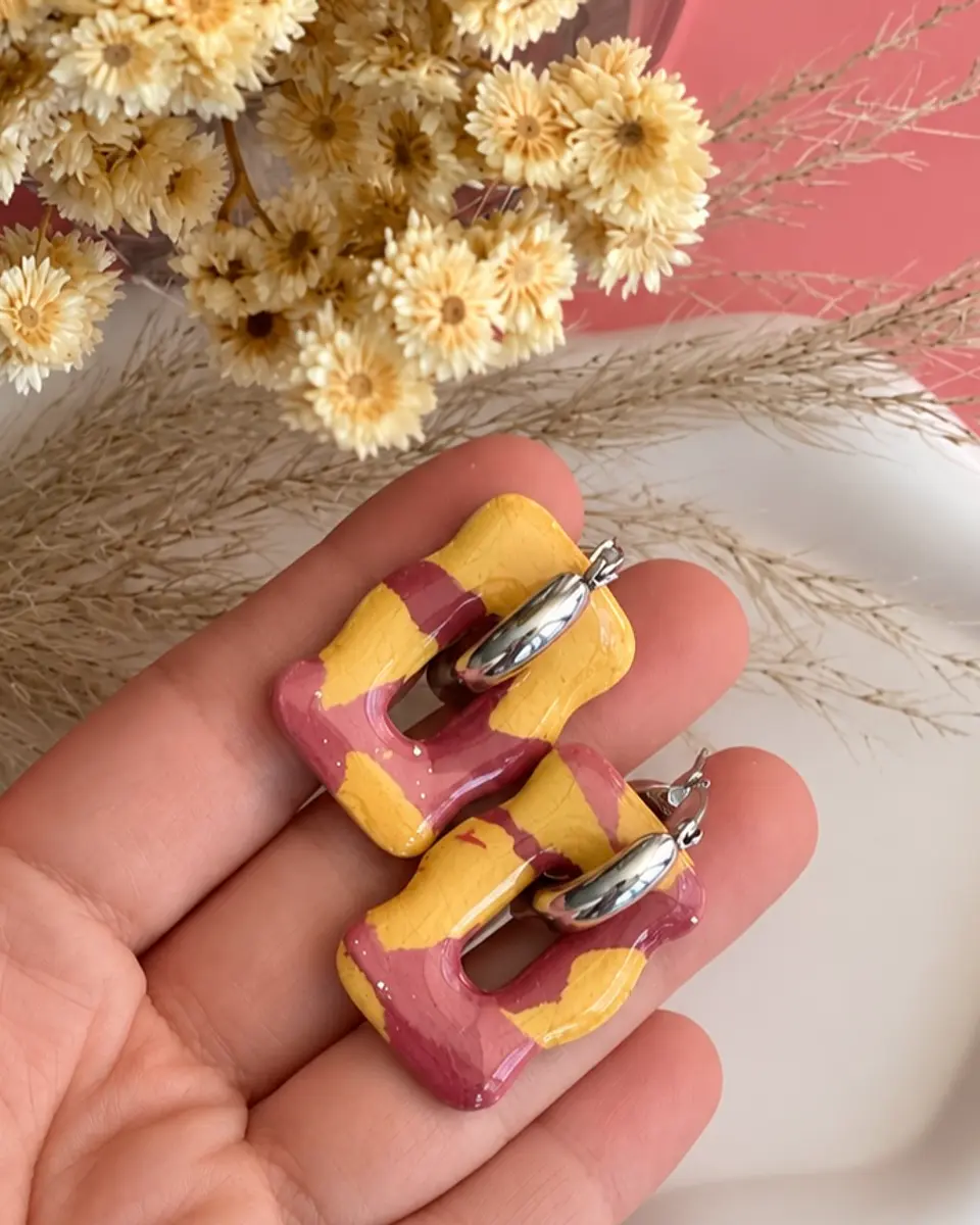 🌸 Charm Rectangular Camuflaje Mostaza y Burdeo 🌸 1