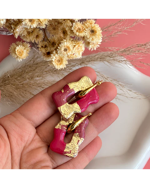 🌸 Charm Ondulado Fucsia con Pan de Oro 🌸