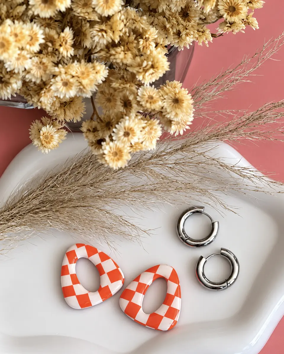 🌸 Charm Triangular Damero Naranjo y Blanco 🌸 2