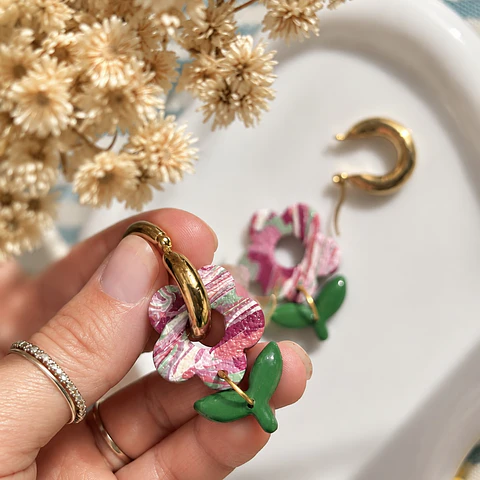 🌸 Charm Flor Marmoleada Rosa y Burdeo 🌸