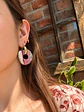 🩷 Charm Circular Rayas Rosadas 🩷 Incluye Argollas doradas - Miniatura 3