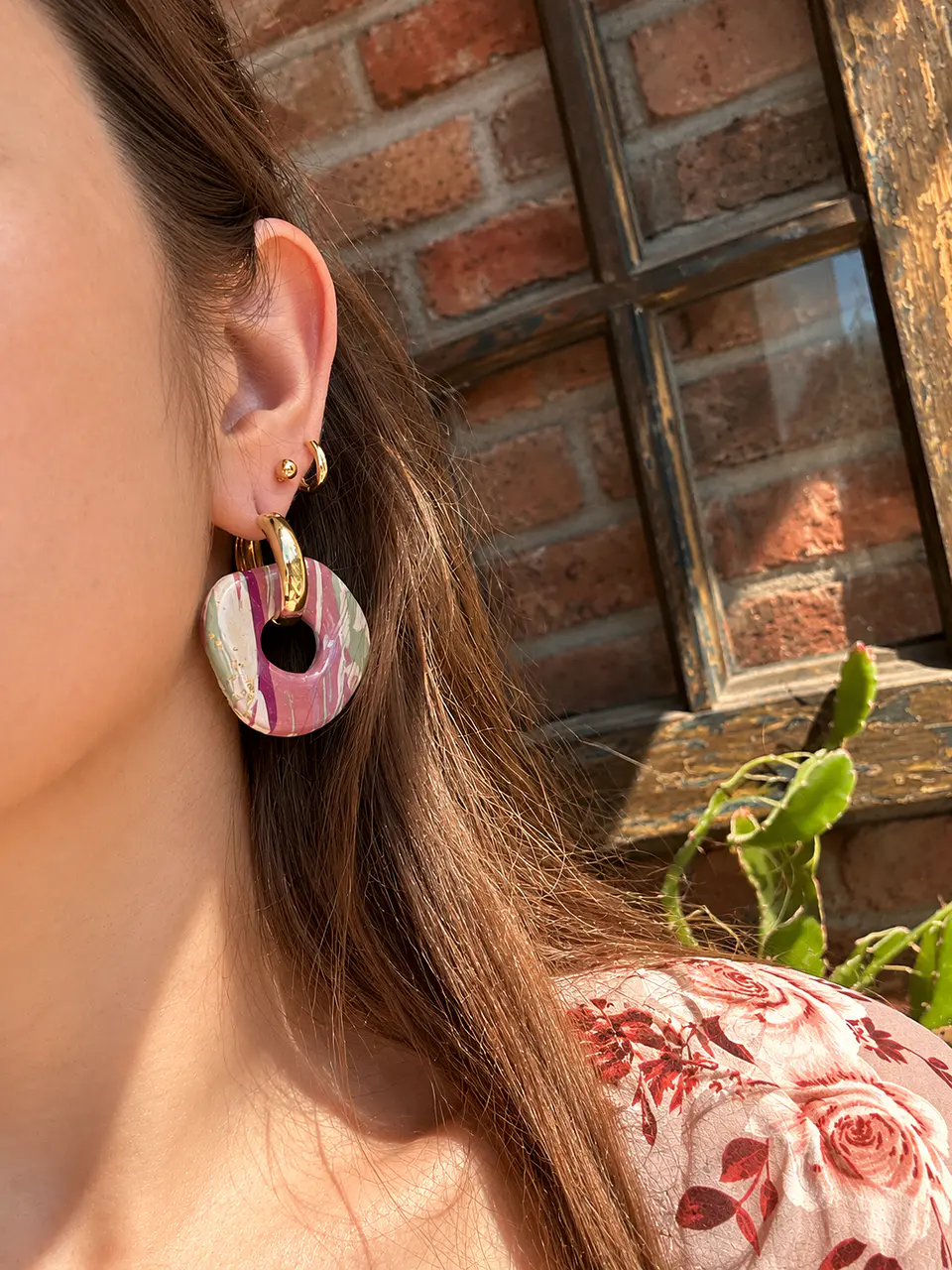 🩷 Charm Circular Rayas Rosadas 🩷 Incluye Argollas doradas 3