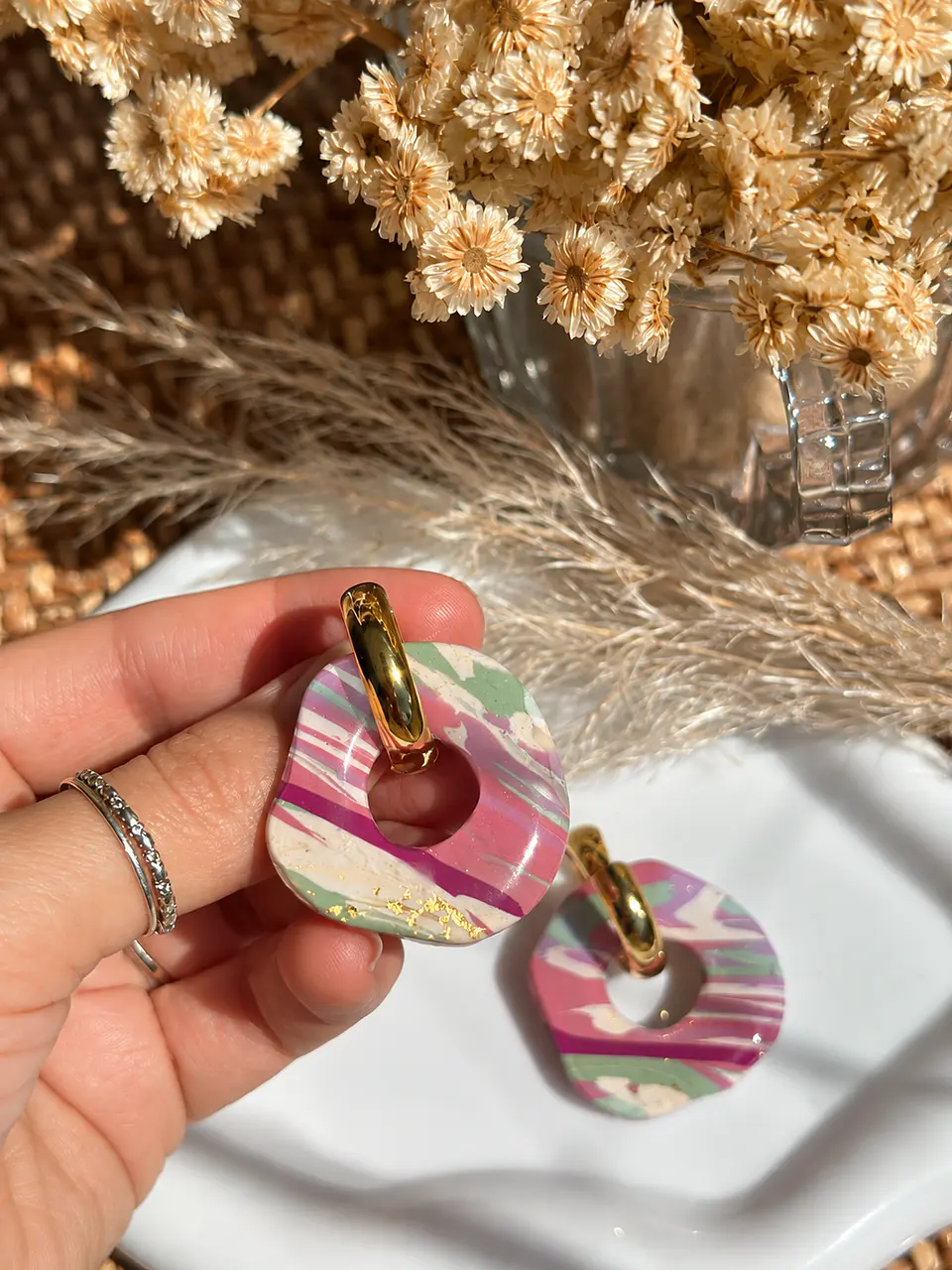 🩷 Charm Circular Rayas Rosadas 🩷 Incluye Argollas doradas 1