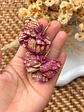 💜 Charm Flor Magenta y Dorado 💜 Incluye Argolla - Miniatura 2