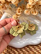 💚 Charm Flor Verde Oliva y Dorado 💚 Incluye Argolla - Miniatura 3