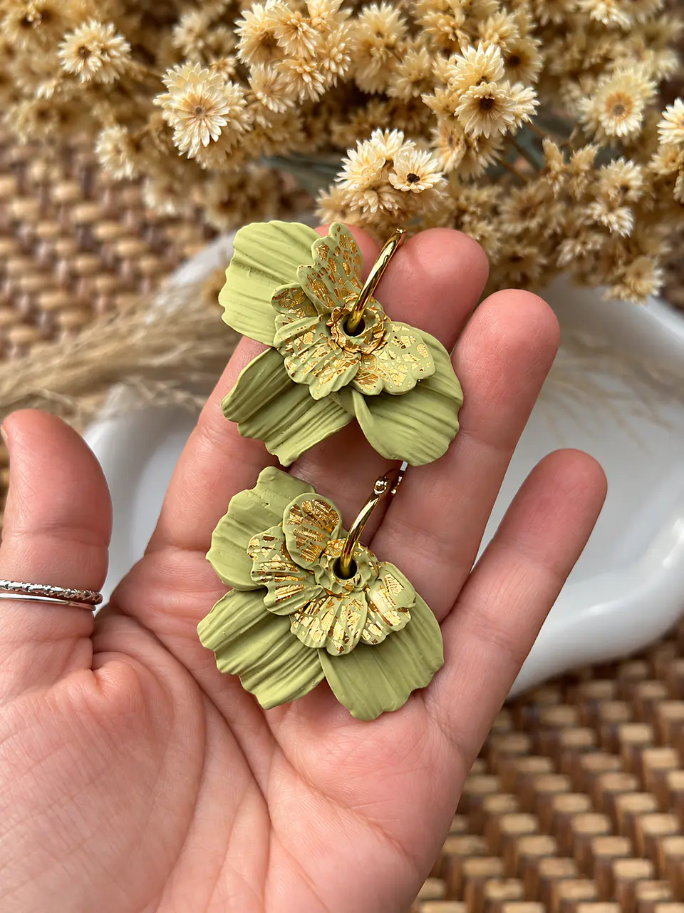 💚 Charm Flor Verde Oliva y Dorado 💚 Incluye Argolla 1