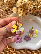 🌸 Charm Doble Flor Amarilla, Lila y Rosado 🌸 Incluye argollas - Miniatura 2
