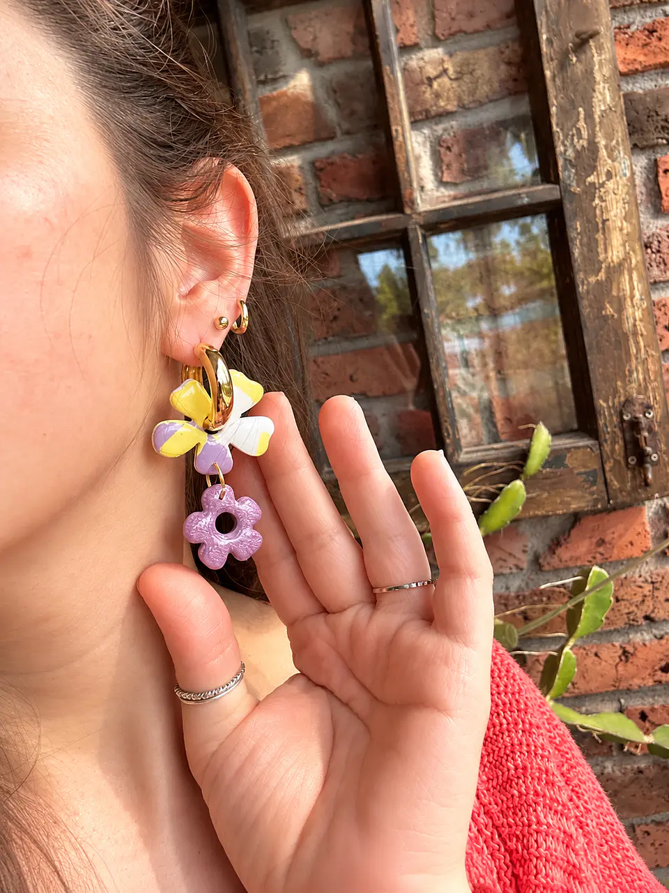 🌸 Charm Doble Flor Amarilla, Lila y Rosado 🌸 Incluye argollas 3