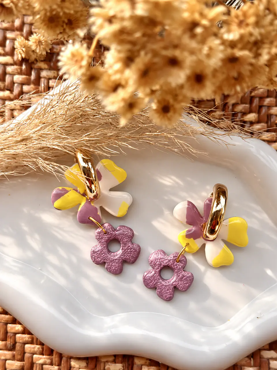 🌸 Charm Doble Flor Amarilla, Lila y Rosado 🌸 Incluye argollas 4