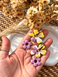 🌸 Charm Doble Flor Amarilla, Lila y Rosado 🌸 Incluye argollas - Miniatura 1