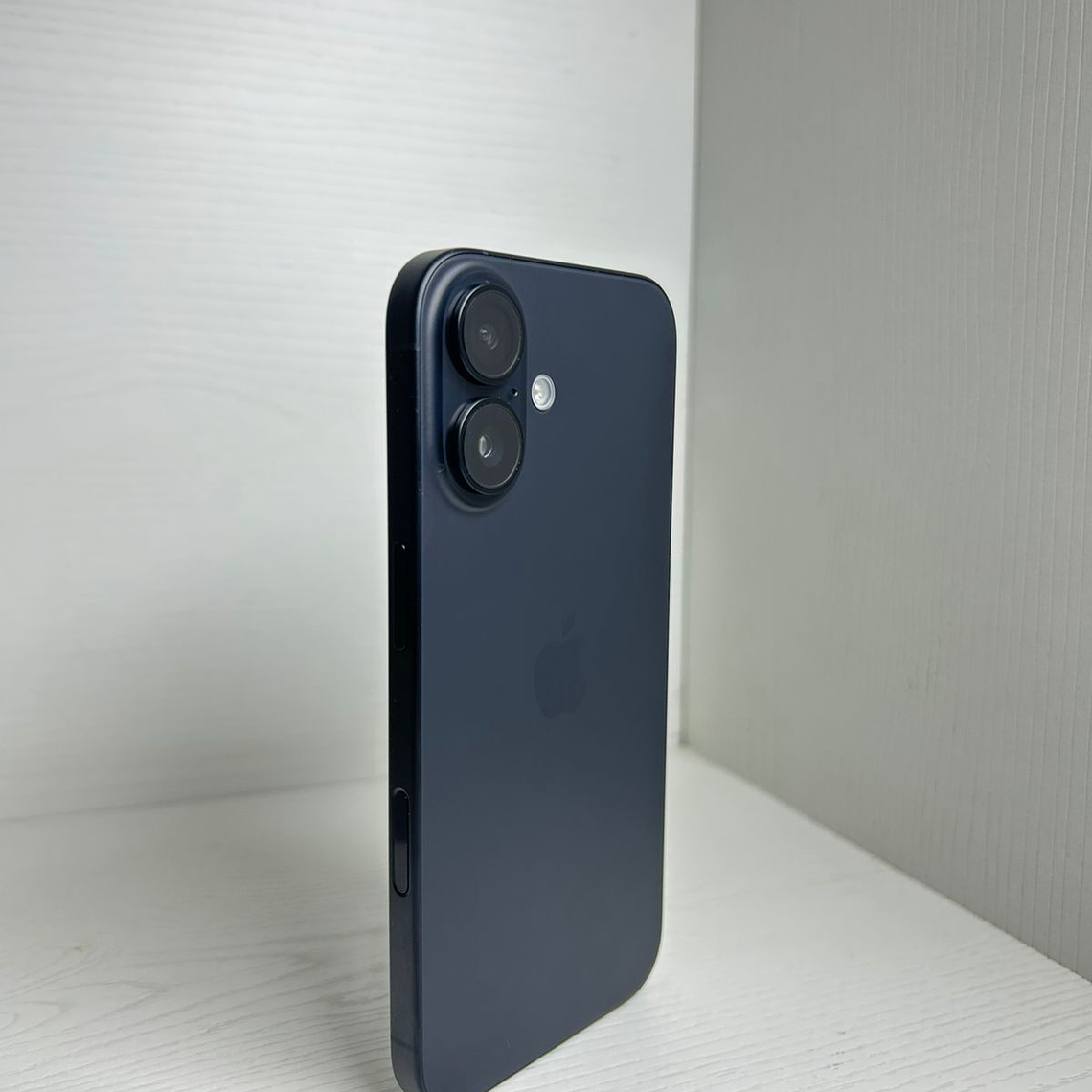 iPhone 16 128GB Black  3
