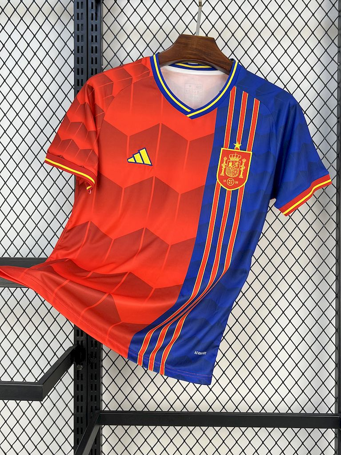 CAMISOLA DA SELEÇÃO DA ESPANHA 25/26 VERMELHO E AZUL 1