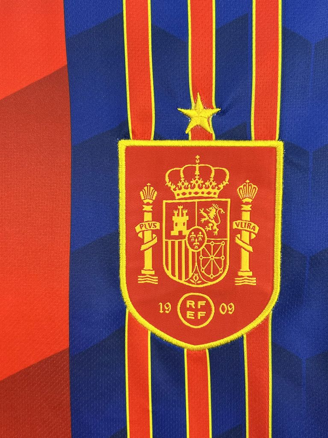 CAMISOLA DA SELEÇÃO DA ESPANHA 25/26 VERMELHO E AZUL 2