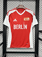 CAMISOLA DO UNION BERLIN 25/26 VERMELHO E BRANCO - Thumbnail 2