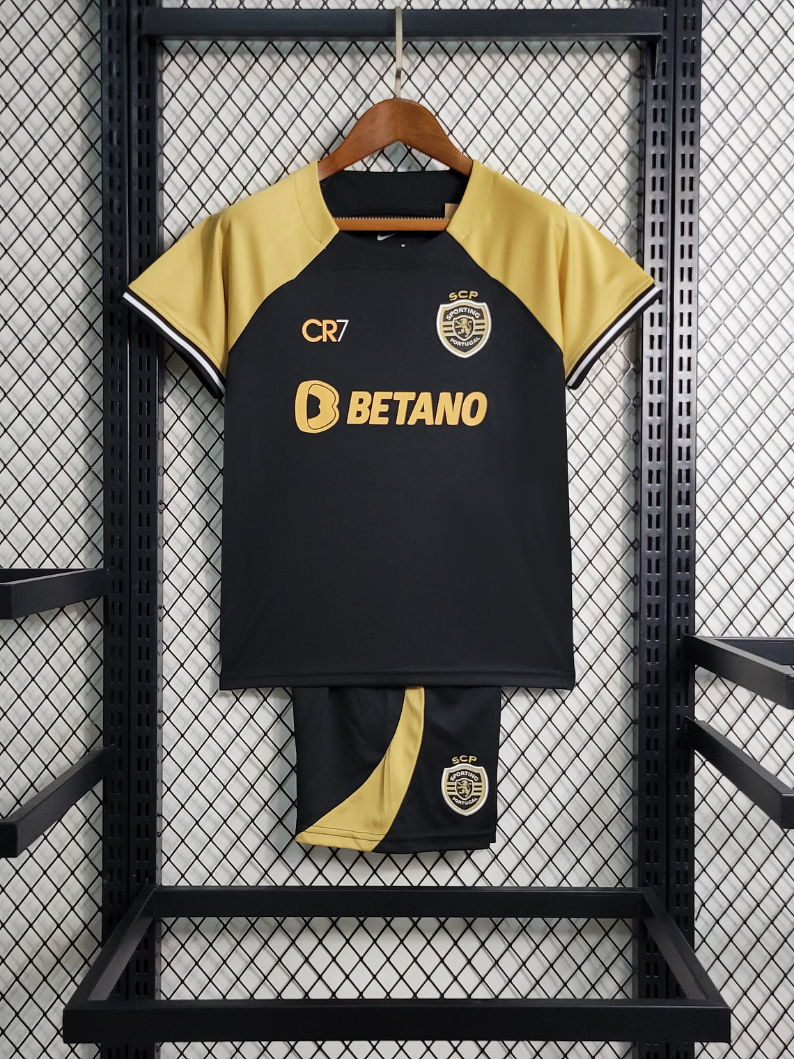 KIT INFANTIL DO SPORTING 23/24 PRETO E DOURADO 1