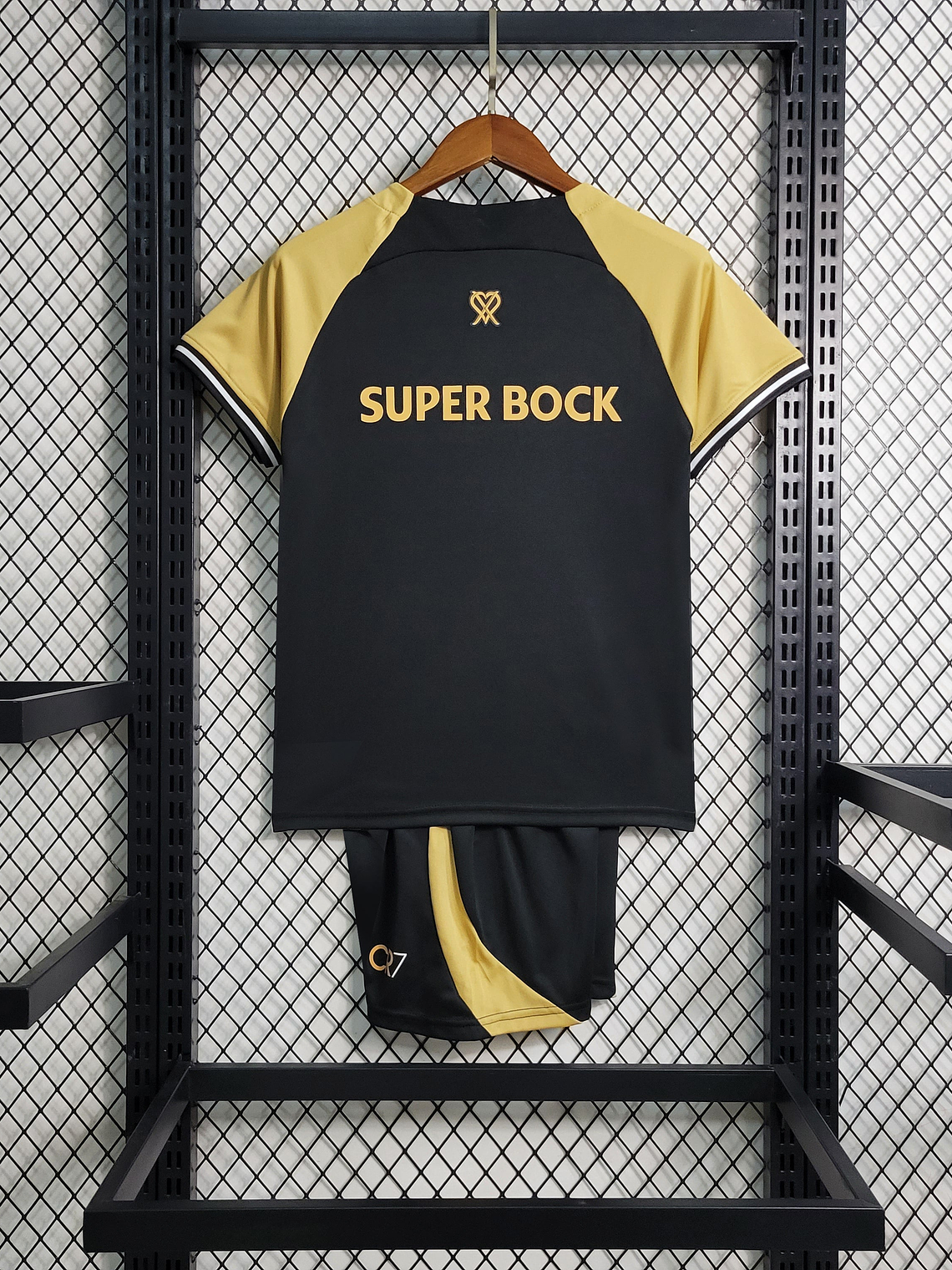 KIT INFANTIL DO SPORTING 23/24 PRETO E DOURADO 3