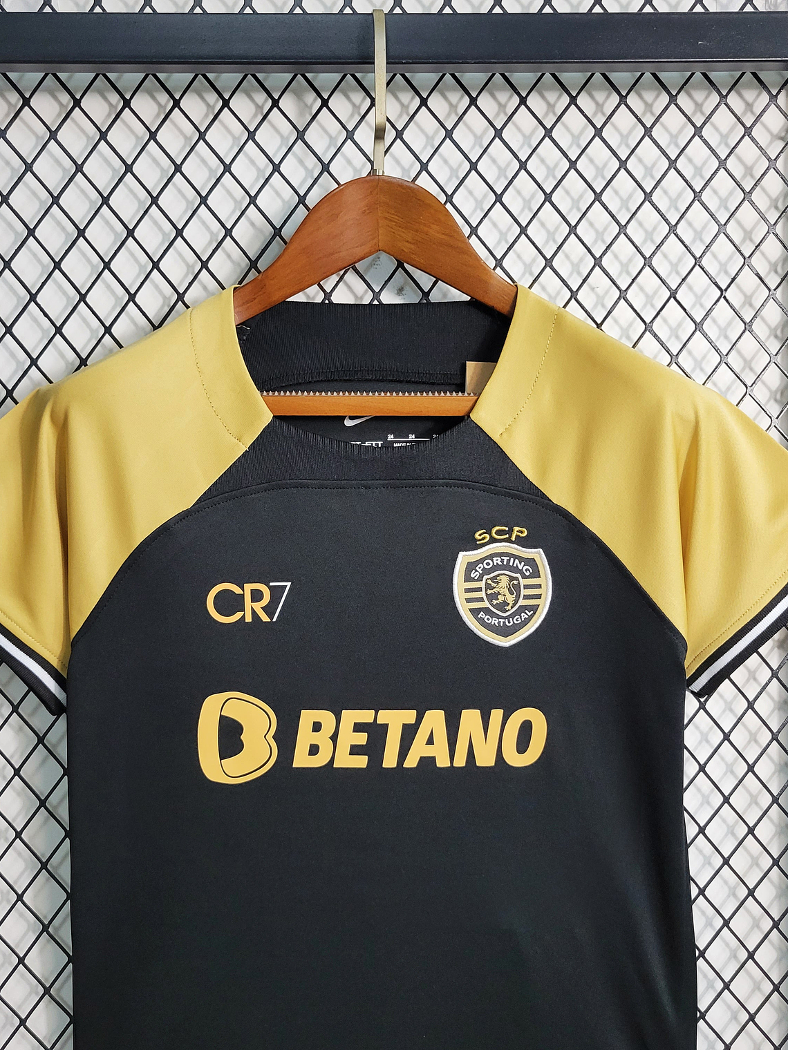 KIT INFANTIL DO SPORTING 23/24 PRETO E DOURADO 7