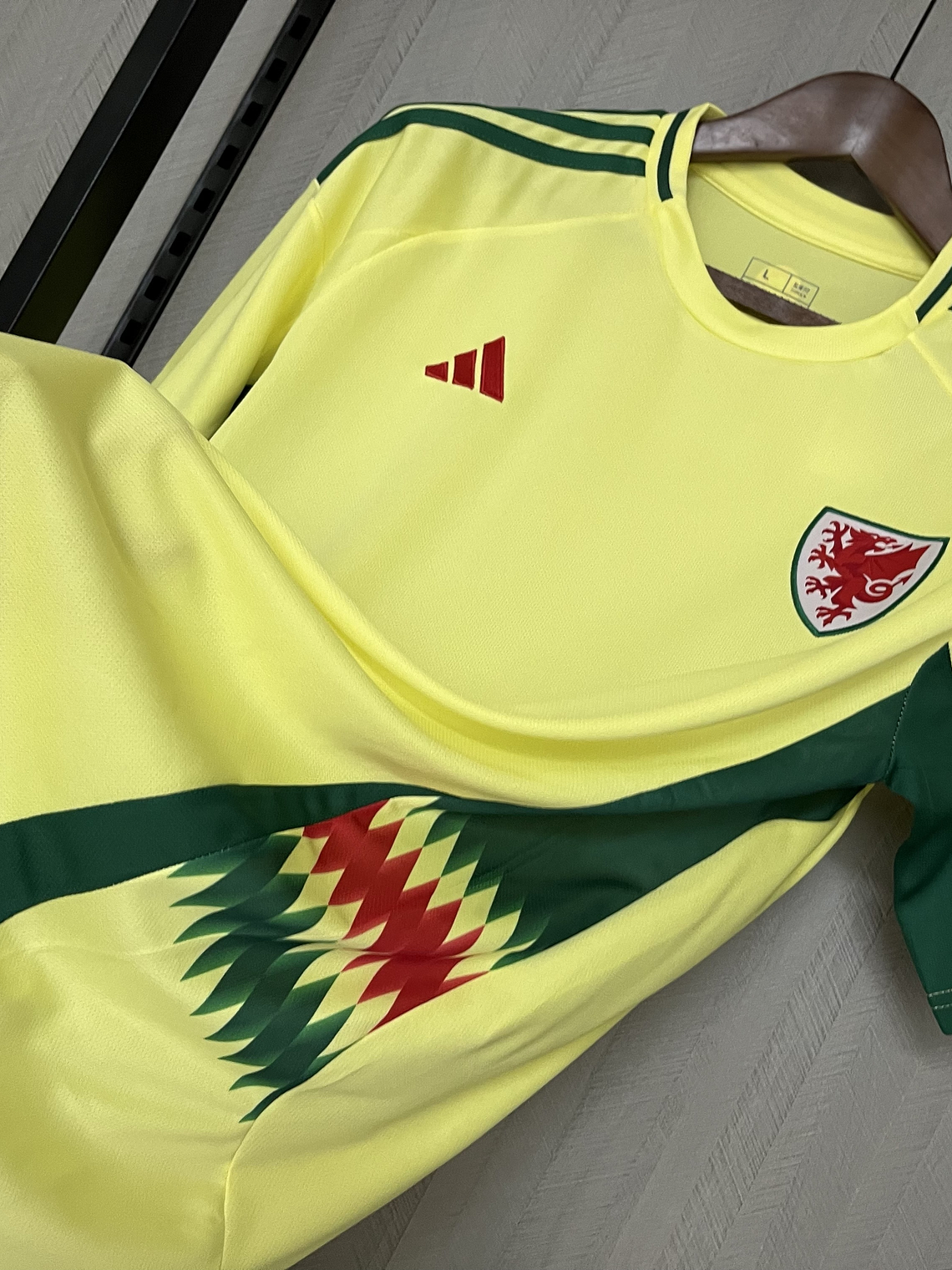 CAMISOLA DA SELEÇÃO DOS PAIS DE GALES 24/25 - AMARELA 2