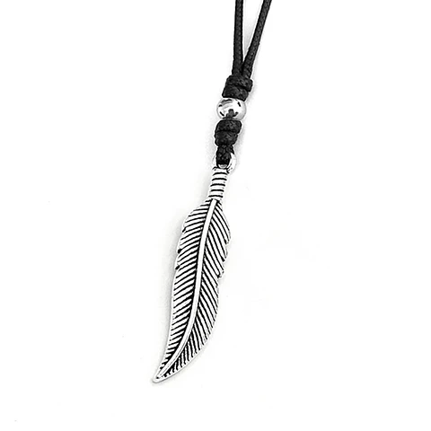 Collar Ajustable Cordón Negro con Pluma Plateada