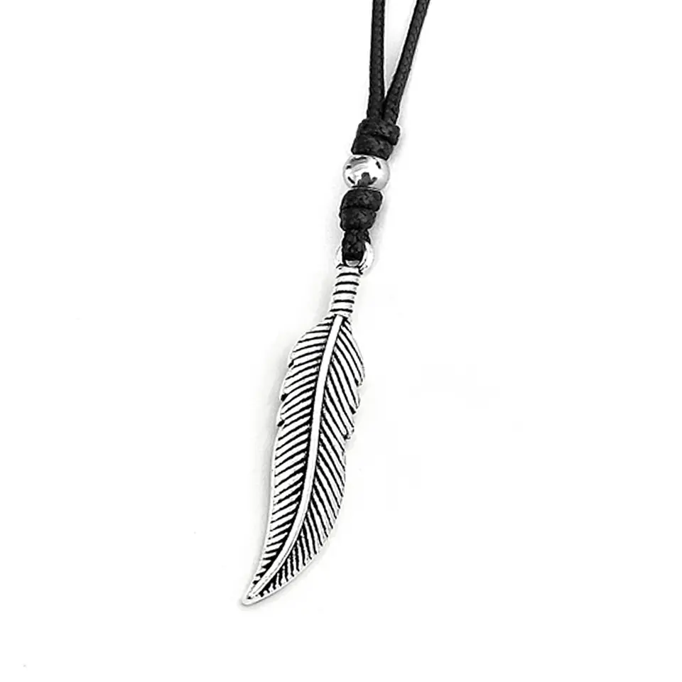 Collar Ajustable Cordón Negro con Pluma Plateada 1