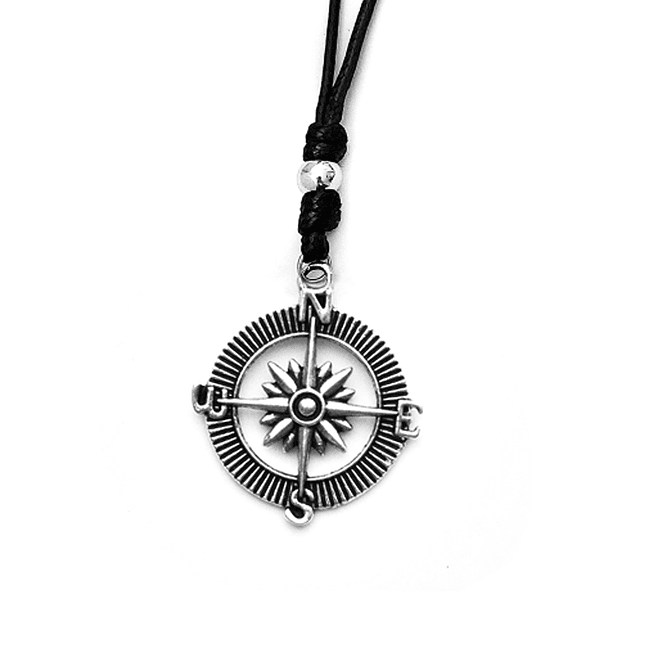 Collar Ajustable con Dije de Brújula 1