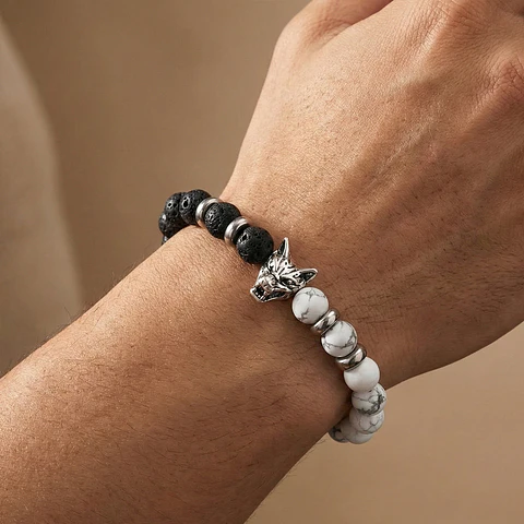 Pulsera con Piedra Howlita Volcánica y Lobo