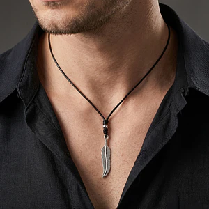 Collar Ajustable Cordón Negro con Pluma Plateada