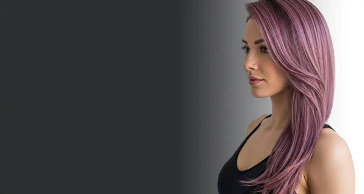 Mujer luciendo un cabello teñido con colores vibrantes, destacando la línea de tinturas profesionales.