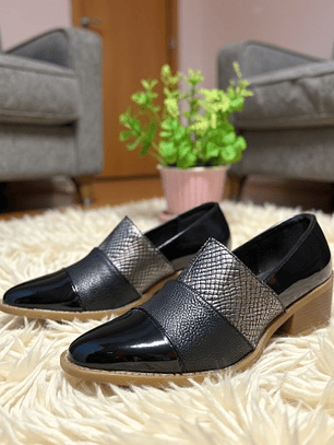 CALZADO NEGRO APLICACION CHAROL 