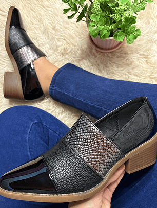 CALZADO NEGRO APLICACION CHAROL 