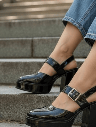 SANDALIA TACÓN COLOR NEGRO CHAROL 