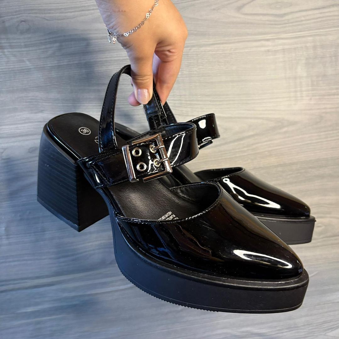 SANDALIA TACÓN COLOR NEGRO CHAROL  2