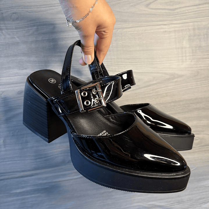 SANDALIA TACÓN COLOR NEGRO CHAROL  2