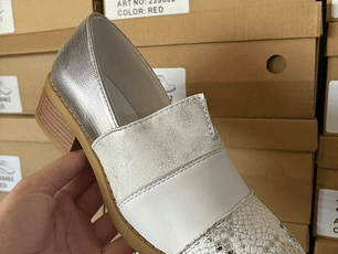 MOCASIN BLANCO TALON PLATEADO