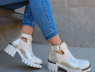 BOTIN PLATAFORMA BEIGE TACHAS