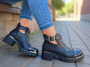 BOTIN PLATAFORMA NEGRA TACHAS