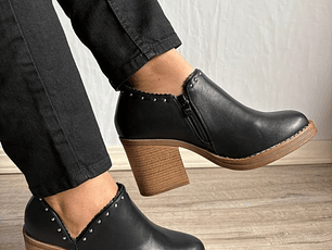 BOTIN ECOCUERO NEGRO TACHAS