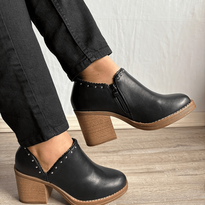 BOTIN ECOCUERO NEGRO TACHAS 1