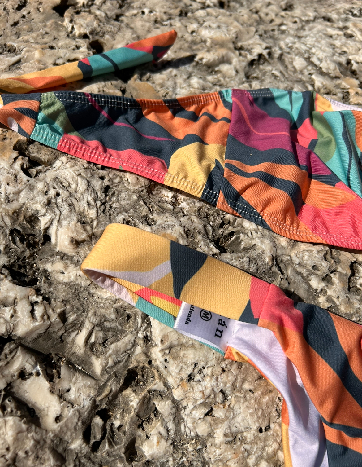 BIKINI STRAPLESS HOJAS MULTICOLOR