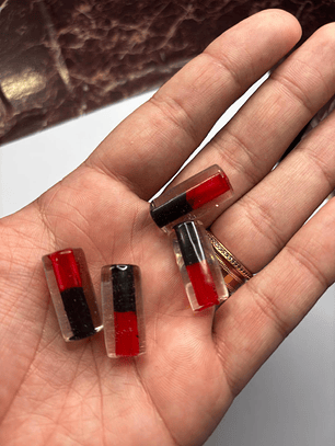 Firma de Murano M Transparente com Miolo Vermelho e Preto