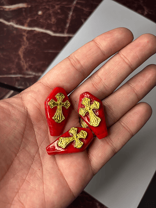 Firma caixão vermelho c/ cruz dourada