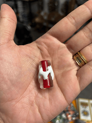 Firma de murano L branco com miolo vermelho