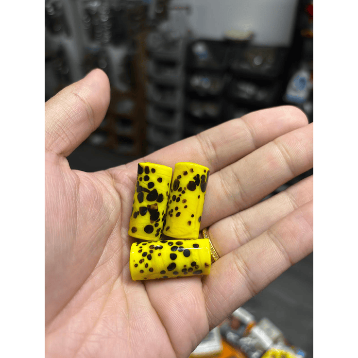 Firma de murano L amarelo c/ rajado preto 1