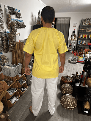 Conjunto camisa bordada amarelo c/ calça branca L