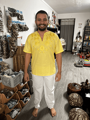 Conjunto camisa bordada amarelo c/ calça branca L