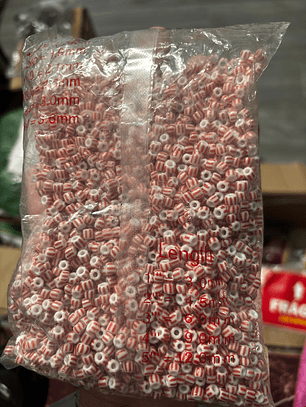 Missanga rajada branco c/ vermelho 5mm 500g