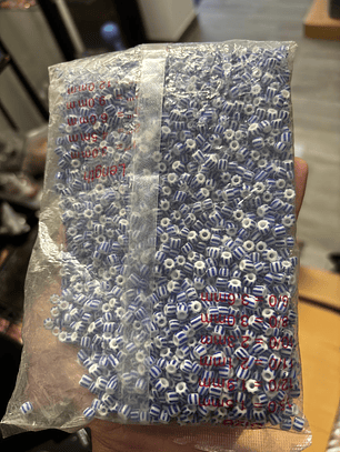 Missanga rajada azul c/ branco 5mm 500g